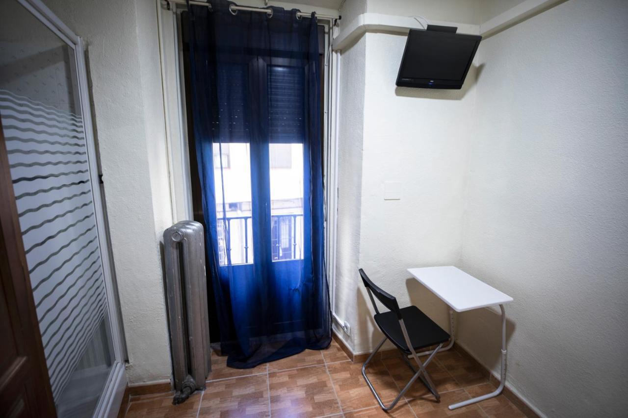 Hostal Los Perales Мадрид Экстерьер фото A room at the hostel