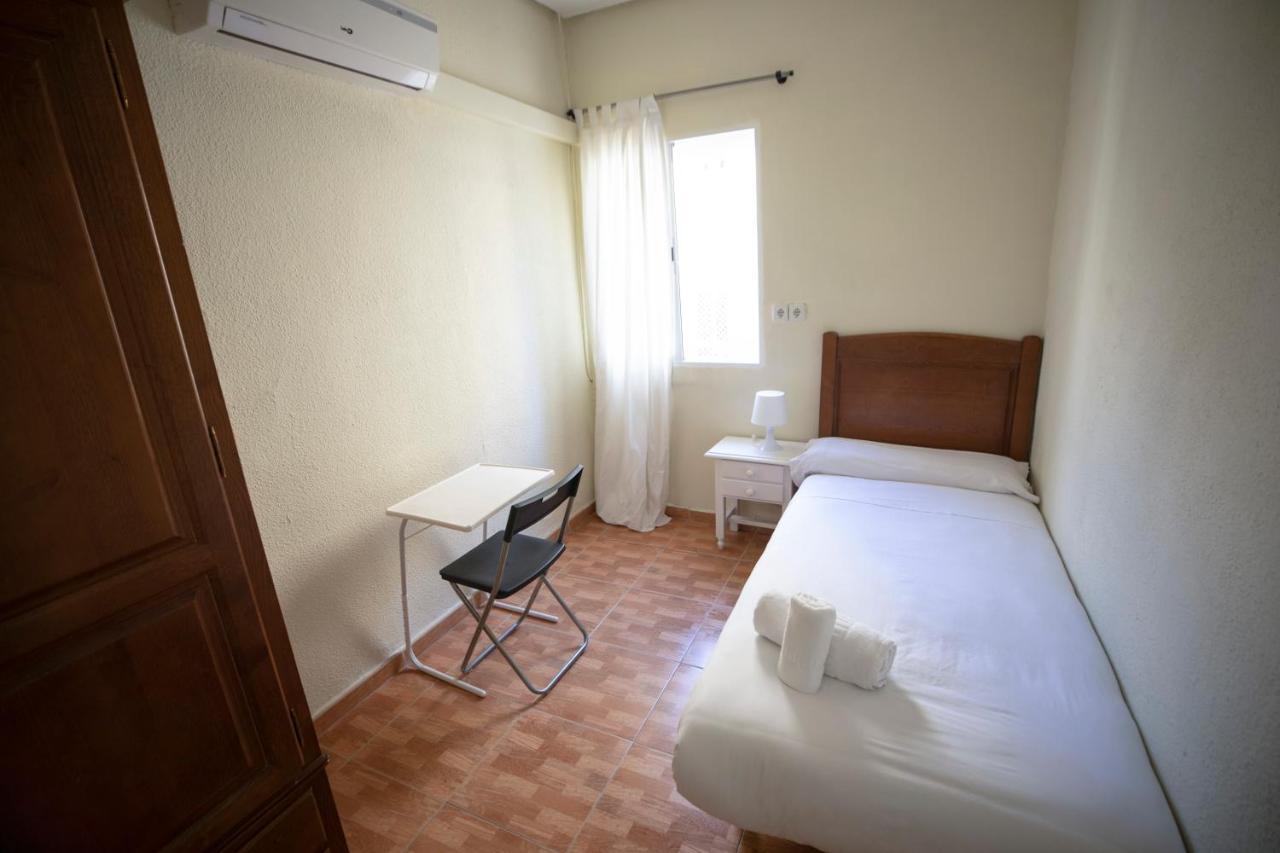 Hostal Los Perales Мадрид Экстерьер фото A single room at a hostel in Spain