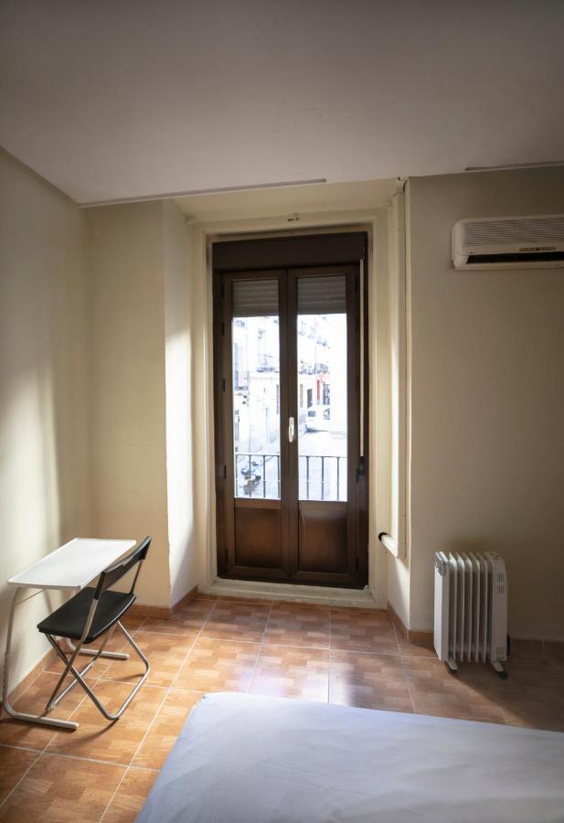 Hostal Los Perales Мадрид Экстерьер фото A French window