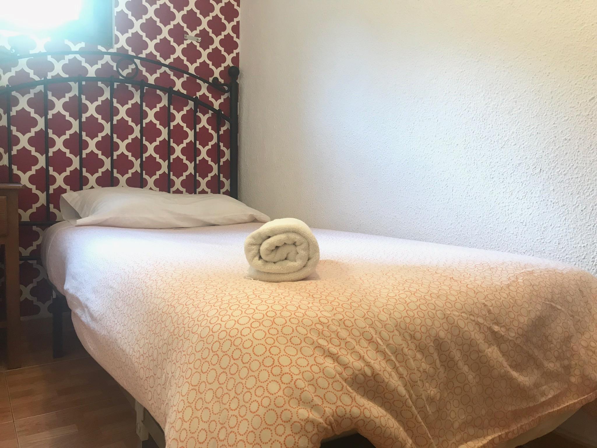 Hostal Los Perales Мадрид Экстерьер фото A bed with a rolled towel