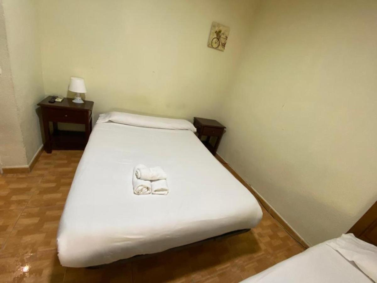 Hostal Los Perales Мадрид Экстерьер фото A single bed