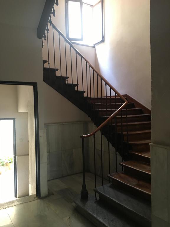 Hostal Los Perales Мадрид Экстерьер фото The staircase of the house