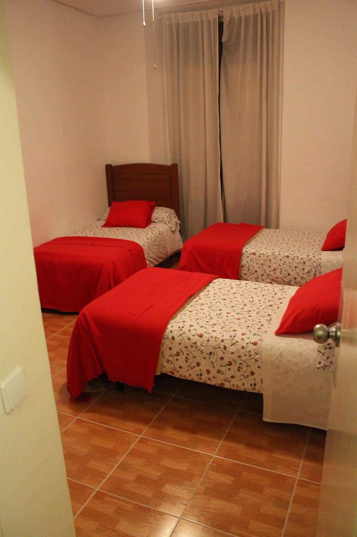 Hostal Los Perales Мадрид Экстерьер фото A room at the hostel