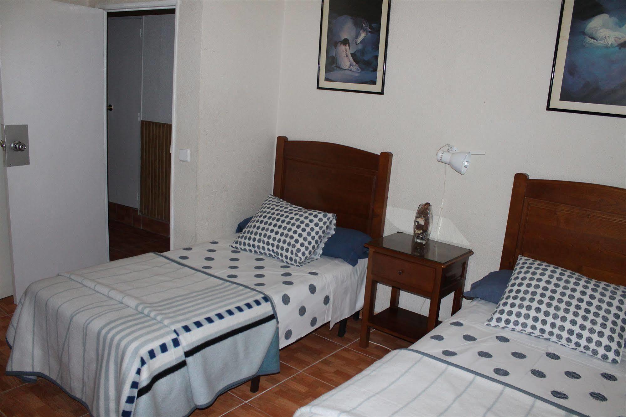 Hostal Los Perales Мадрид Экстерьер фото A typical bedroom